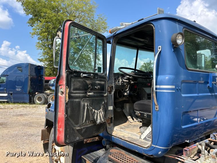 image for item EK3097 1994 Mack RD hook lift truck