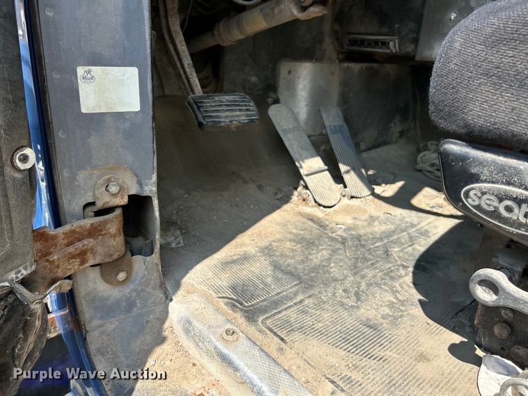 image for item EK3097 1994 Mack RD hook lift truck