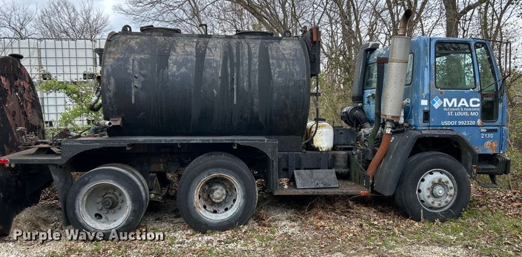 image for item EK4390 1992 Ford CF8000 seal coat truck