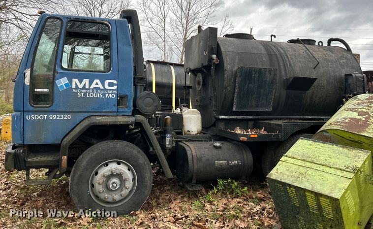 image for item EK4390 1992 Ford CF8000 seal coat truck