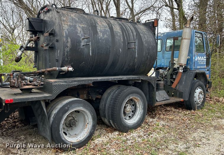 image for item EK4390 1992 Ford CF8000 seal coat truck