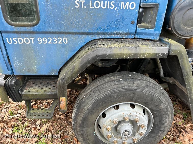 image for item EK4390 1992 Ford CF8000 seal coat truck