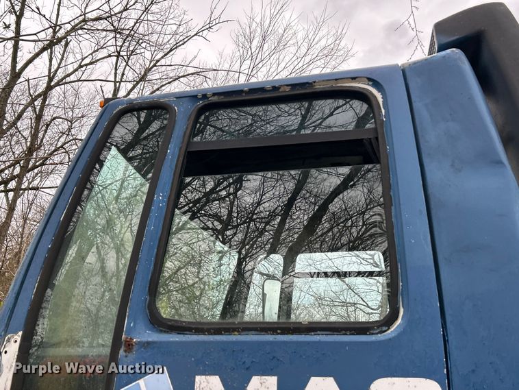 image for item EK4390 1992 Ford CF8000 seal coat truck