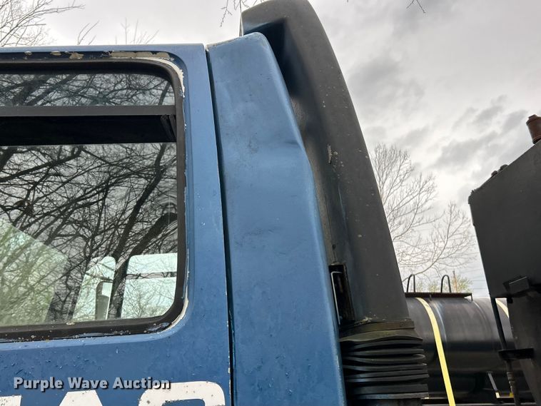 image for item EK4390 1992 Ford CF8000 seal coat truck