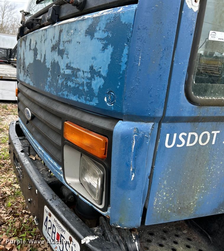 image for item EK4390 1992 Ford CF8000 seal coat truck