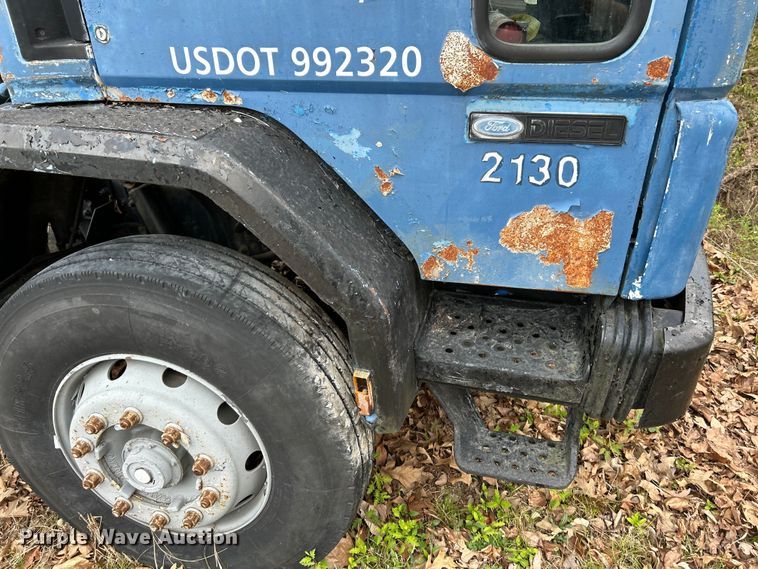 image for item EK4390 1992 Ford CF8000 seal coat truck