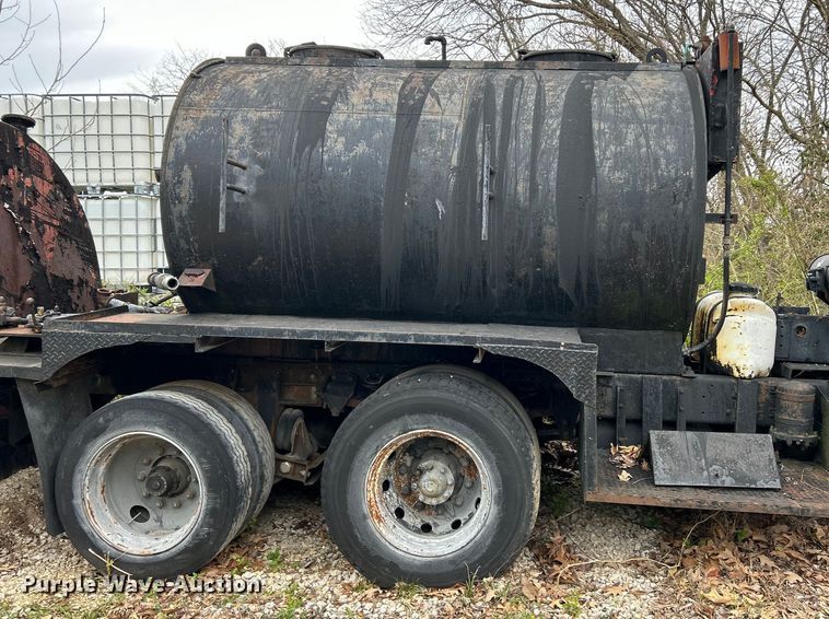 image for item EK4390 1992 Ford CF8000 seal coat truck