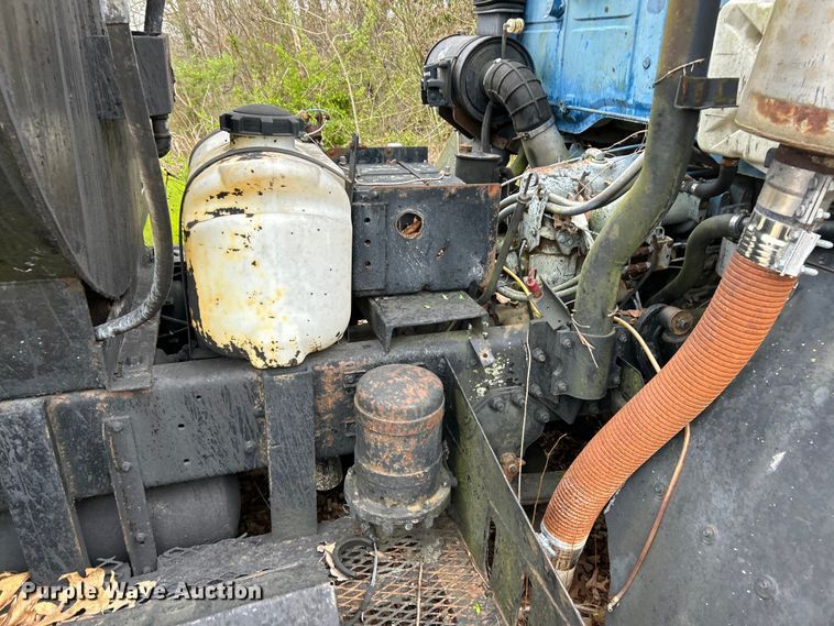 image for item EK4390 1992 Ford CF8000 seal coat truck