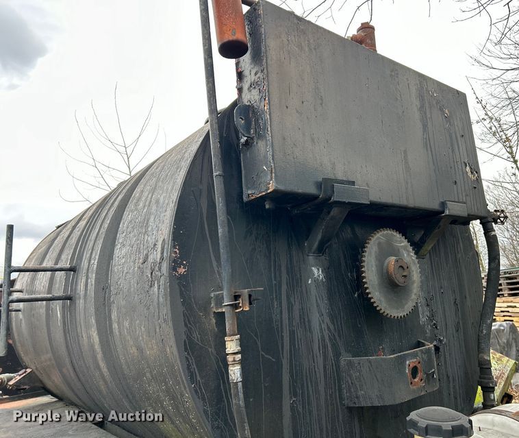 image for item EK4390 1992 Ford CF8000 seal coat truck