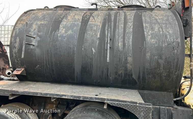 image for item EK4390 1992 Ford CF8000 seal coat truck