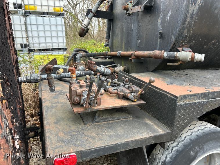 image for item EK4390 1992 Ford CF8000 seal coat truck