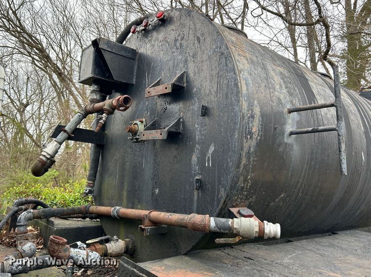 image for item EK4390 1992 Ford CF8000 seal coat truck