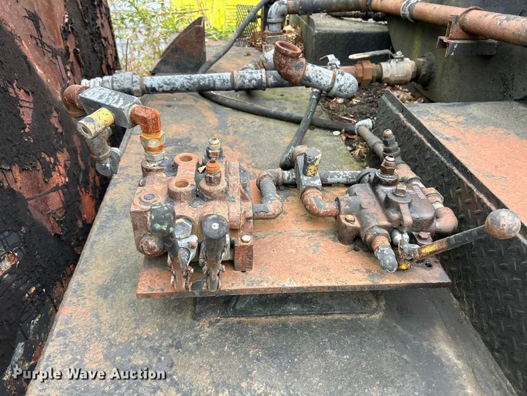 image for item EK4390 1992 Ford CF8000 seal coat truck