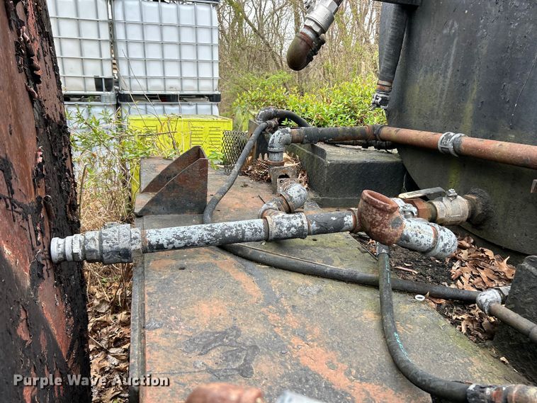 image for item EK4390 1992 Ford CF8000 seal coat truck