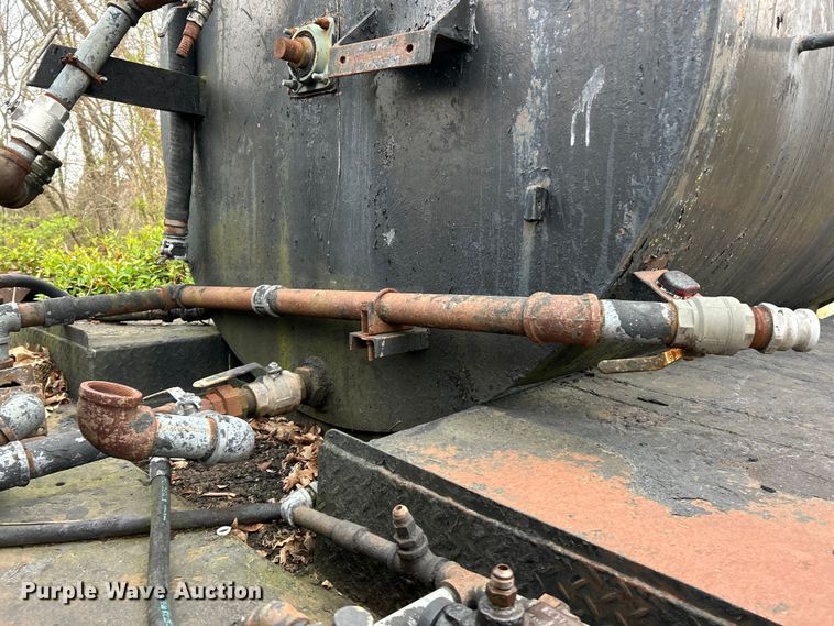 image for item EK4390 1992 Ford CF8000 seal coat truck