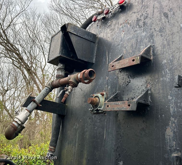 image for item EK4390 1992 Ford CF8000 seal coat truck