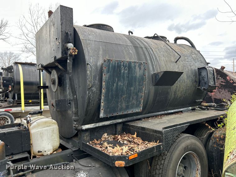 image for item EK4390 1992 Ford CF8000 seal coat truck