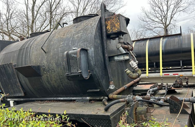 image for item EK4390 1992 Ford CF8000 seal coat truck