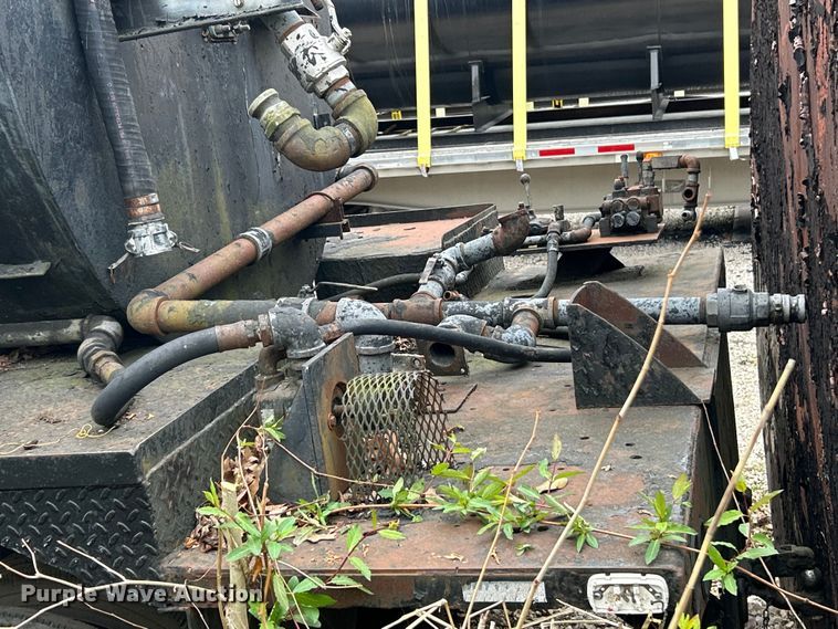 image for item EK4390 1992 Ford CF8000 seal coat truck