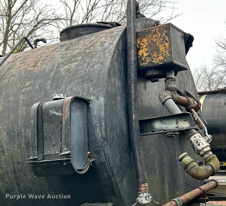 image for item EK4390 1992 Ford CF8000 seal coat truck