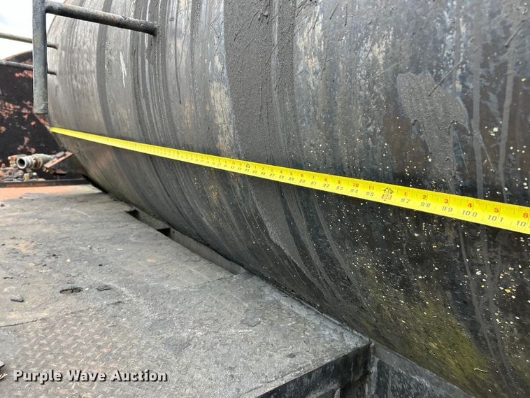 image for item EK4390 1992 Ford CF8000 seal coat truck