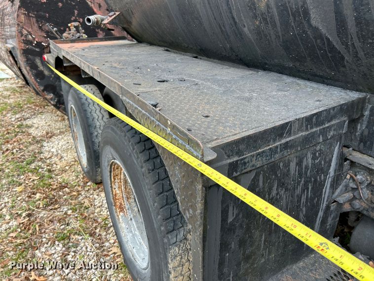 image for item EK4390 1992 Ford CF8000 seal coat truck