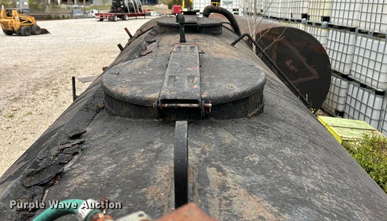 image for item EK4390 1992 Ford CF8000 seal coat truck