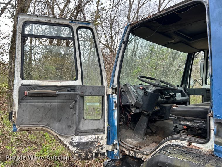 image for item EK4390 1992 Ford CF8000 seal coat truck