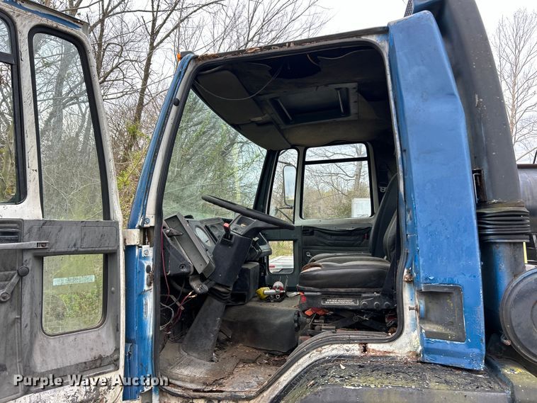 image for item EK4390 1992 Ford CF8000 seal coat truck