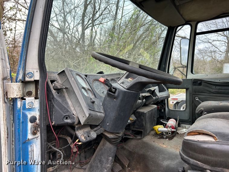 image for item EK4390 1992 Ford CF8000 seal coat truck