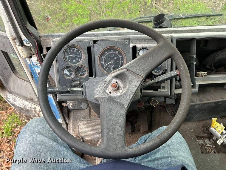 image for item EK4390 1992 Ford CF8000 seal coat truck