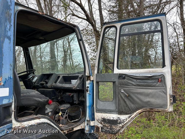 image for item EK4390 1992 Ford CF8000 seal coat truck