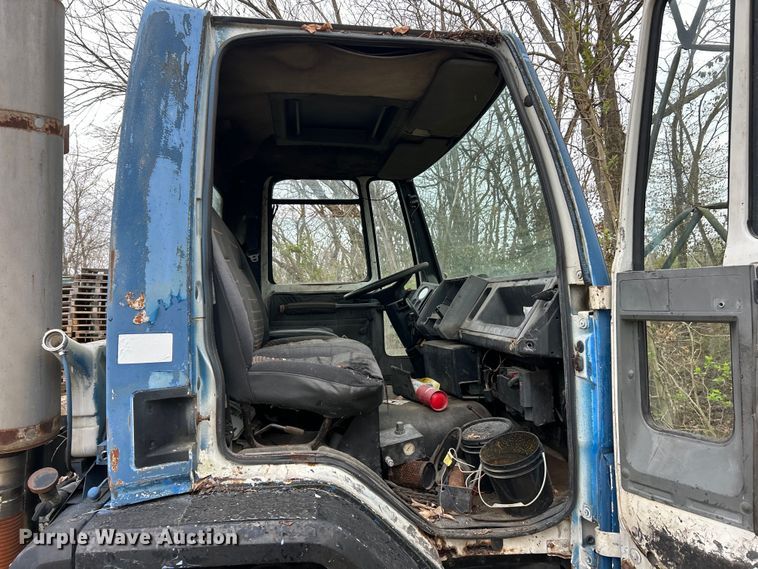 image for item EK4390 1992 Ford CF8000 seal coat truck