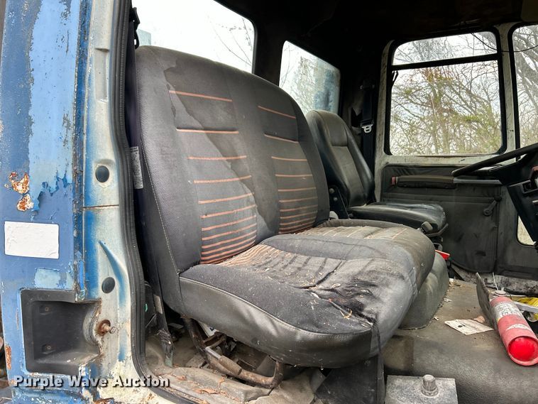 image for item EK4390 1992 Ford CF8000 seal coat truck