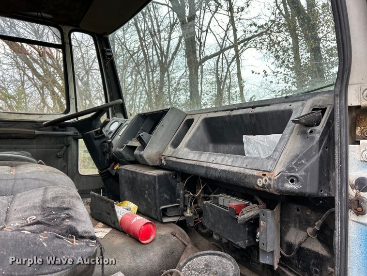 image for item EK4390 1992 Ford CF8000 seal coat truck