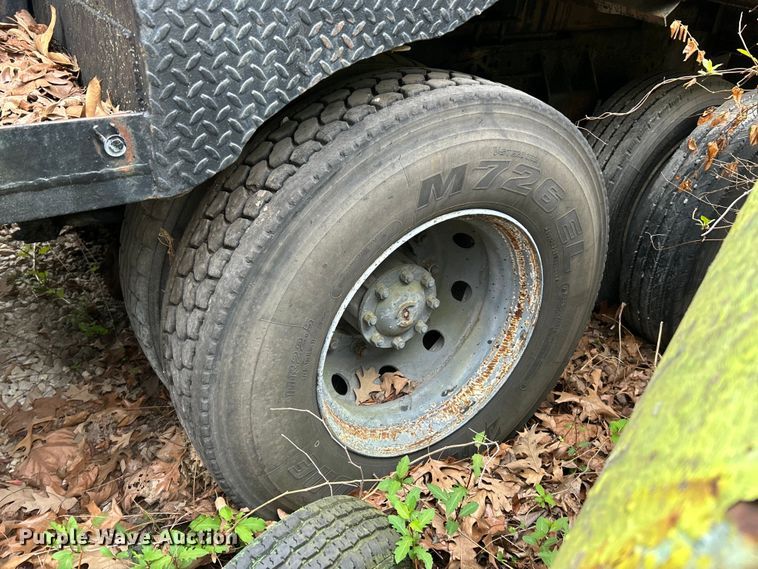 image for item EK4390 1992 Ford CF8000 seal coat truck