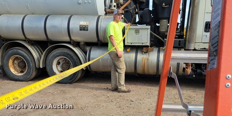 image for item KA9887 2005 International  7600 sewer rodder truck