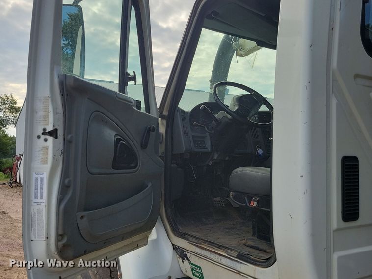 image for item KA9887 2005 International  7600 sewer rodder truck