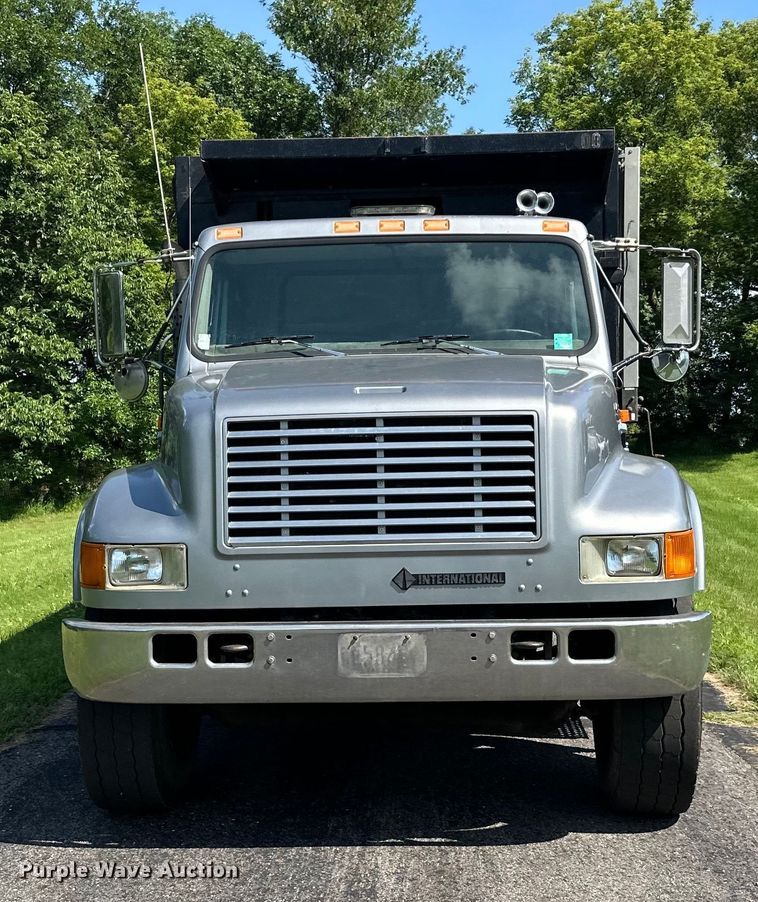 image for item LR9404 1999 International  F4900 dump truck