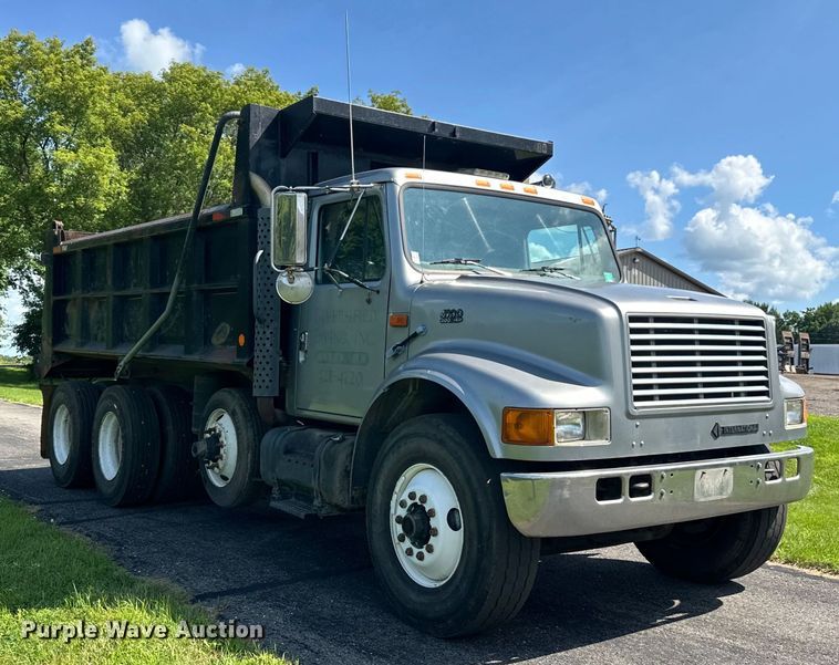 image for item LR9404 1999 International  F4900 dump truck