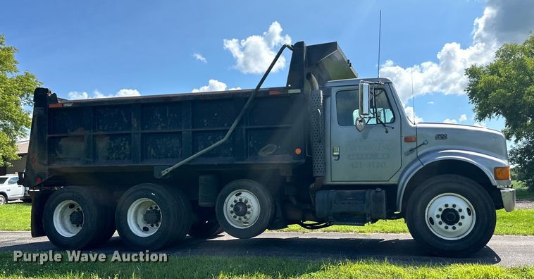 image for item LR9404 1999 International  F4900 dump truck