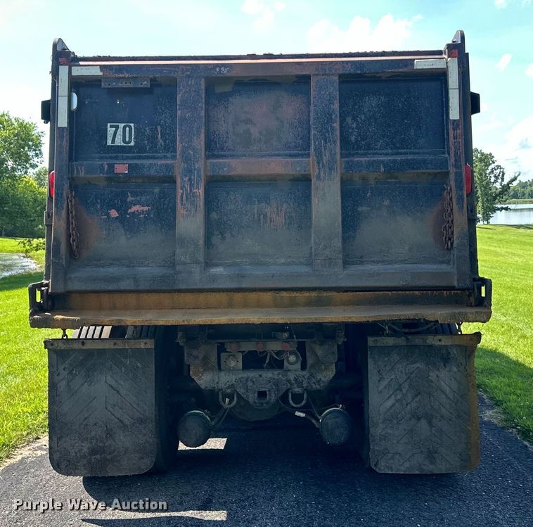 image for item LR9404 1999 International  F4900 dump truck
