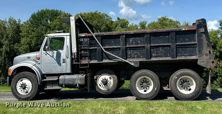image for item LR9404 1999 International  F4900 dump truck