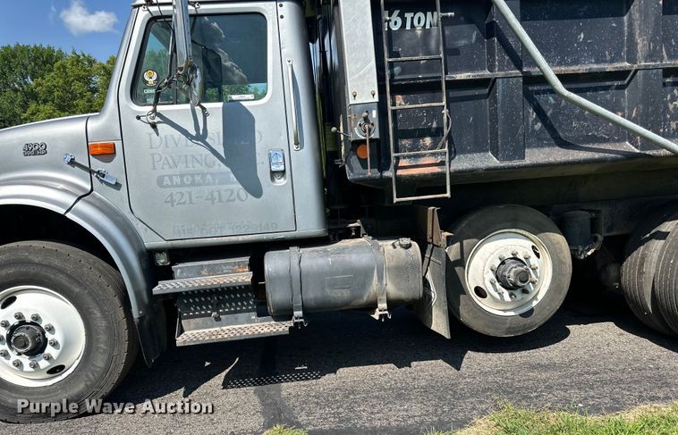 image for item LR9404 1999 International  F4900 dump truck