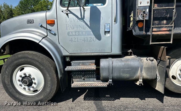 image for item LR9404 1999 International  F4900 dump truck