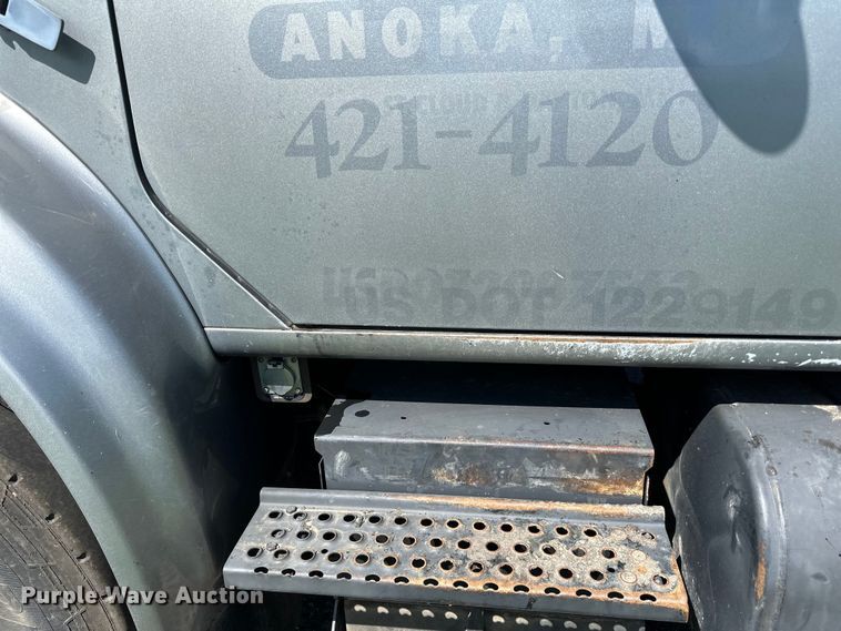 image for item LR9404 1999 International  F4900 dump truck