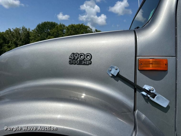 image for item LR9404 1999 International  F4900 dump truck