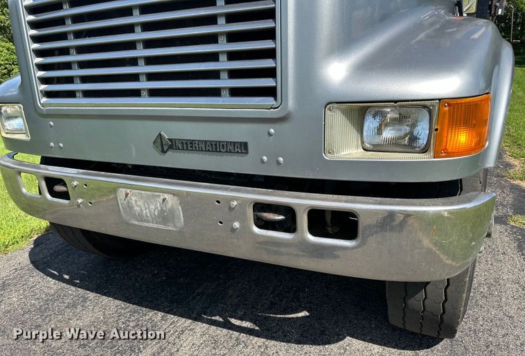 image for item LR9404 1999 International  F4900 dump truck