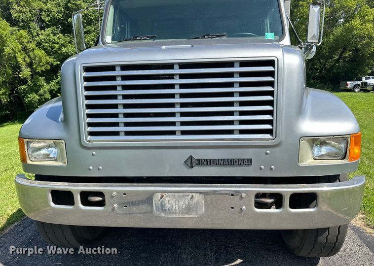 image for item LR9404 1999 International  F4900 dump truck