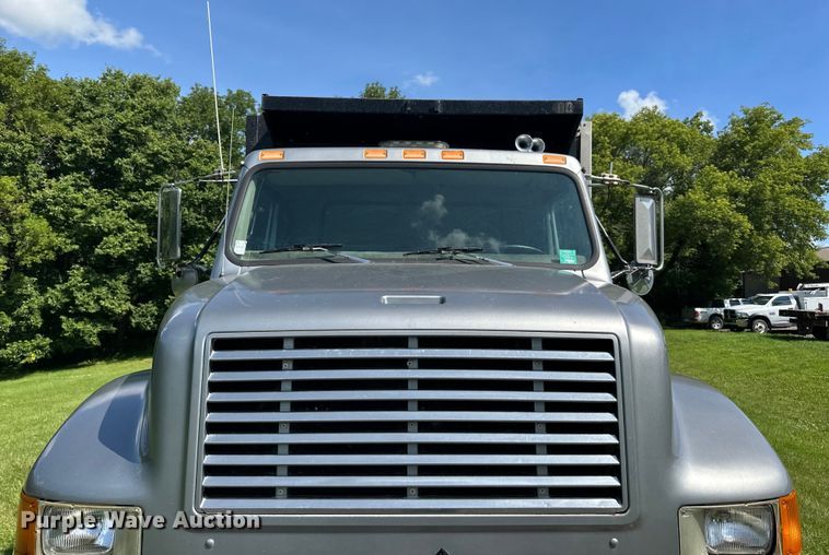 image for item LR9404 1999 International  F4900 dump truck